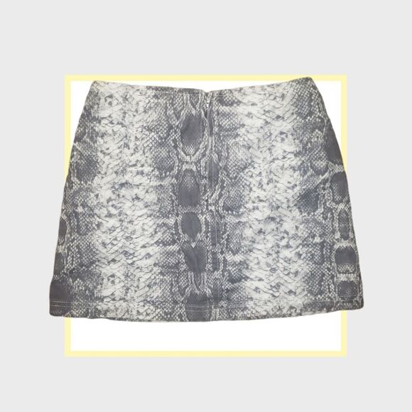 Urban Outfitters women’s snake print mini skirt size Small - Picture 2 of 6